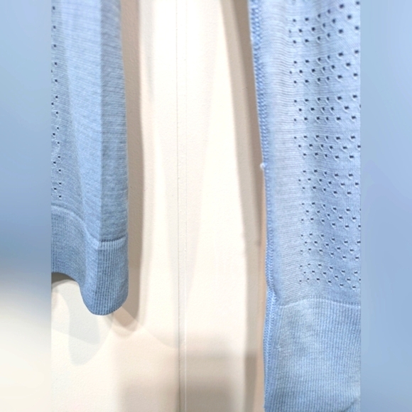 Lululmon Breeze Long Sleeve Top‎ Hydrangea Blue Size 6 Perforated Permformance - Picture 3 of 6
